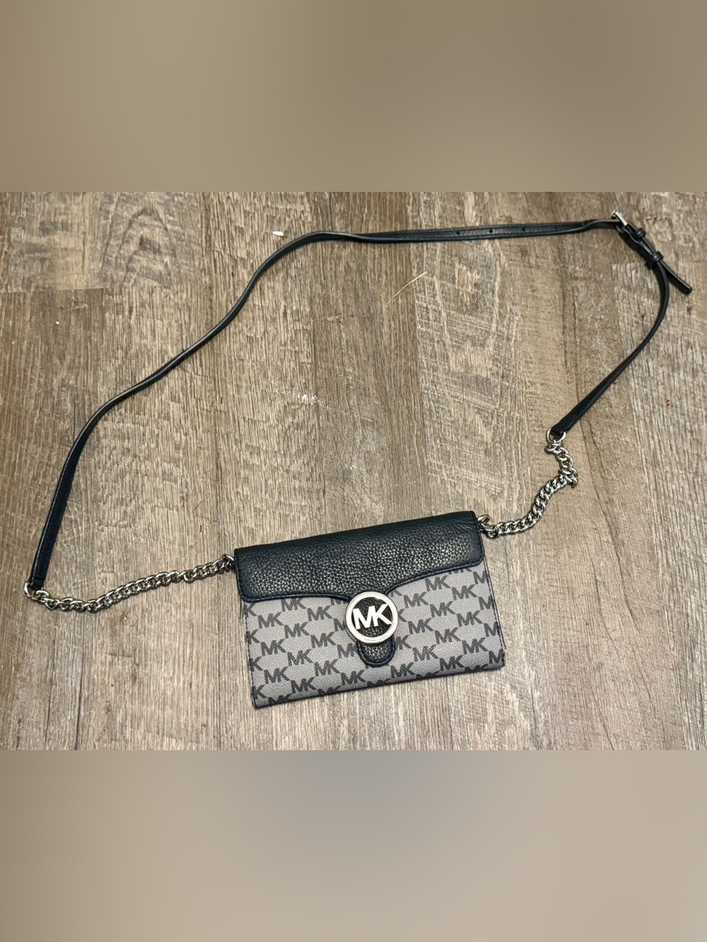 Like New Michael Kors Crossbody Purse Used Once for a date night